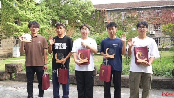 汇利资本 一大学新生报到来了5个王涛 同名缘分“涛涛不绝”